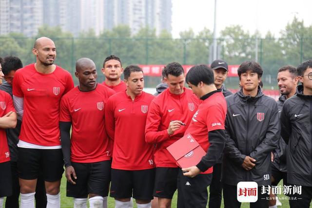 星空体育登录入口-向队长告别！周定洋效力成都蓉城经典瞬间